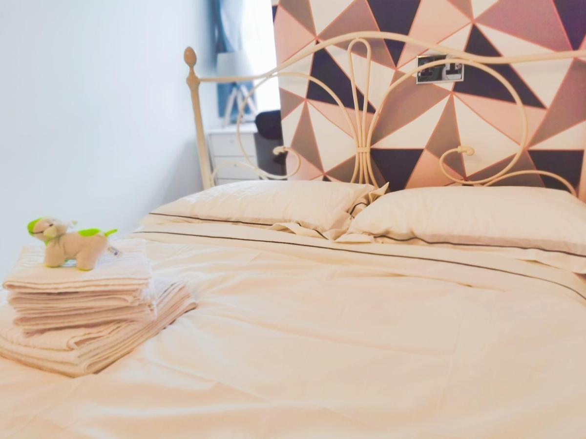 Modern And Spacious Double&king Bedrooms Both With Private Bathrooms Privatunterkunft EDI