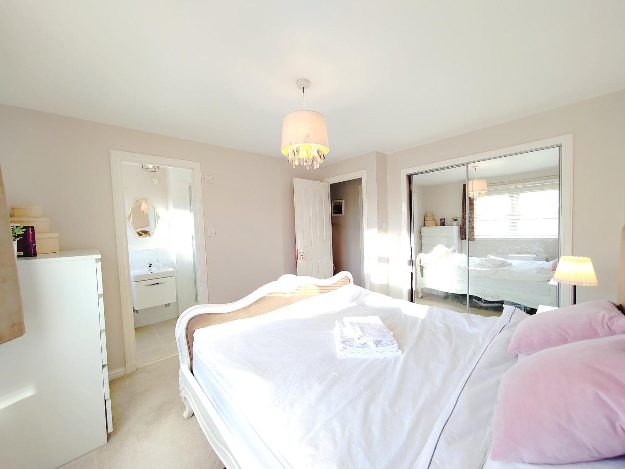 Modern And Spacious Double&king Bedrooms Both With Private Bathrooms Privatunterkunft